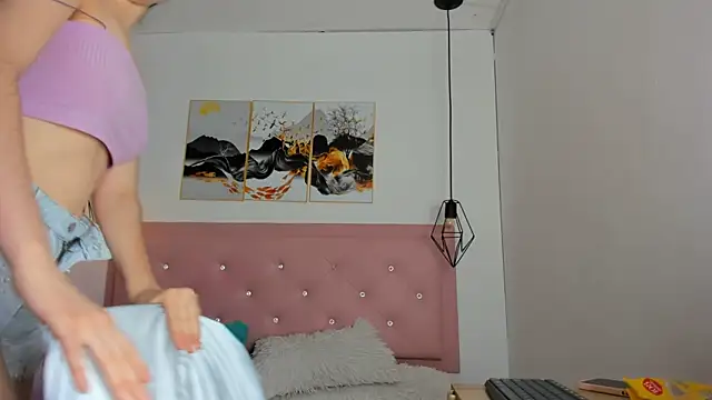 Snapshot of kiara_and_christy chatting on October 6, 2025, 12:35 pm kiara and christy online show from October 6, 2025, 12:35 pm