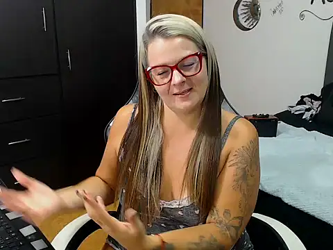 perlagoloza05 online show from October 15, 2025, 3:28 am