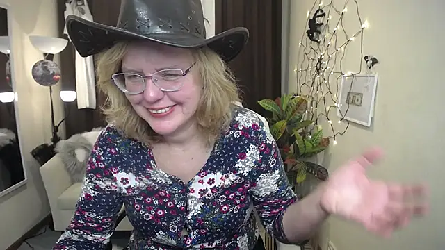 VestaWoody online show from October 27, 2025, 7:01 am