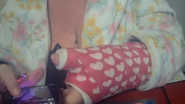 Playful MILF Demi online show from November 10, 2025, 7:46 pm