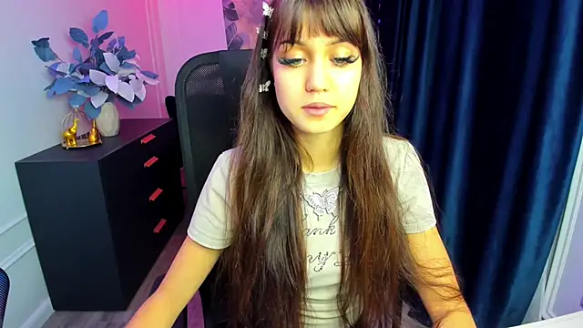 TiffanyYounge online show from November 28, 2025, 12:30 pm