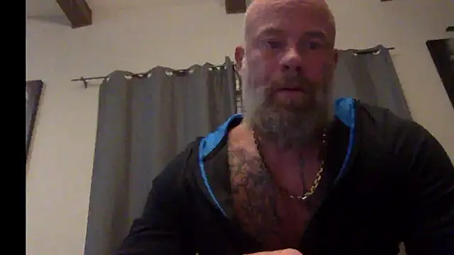 Snapshot of Muscledick40 chatting on October 14, 2025, 1:17 am Muscledick40 online show from October 14, 2025, 1:17 am