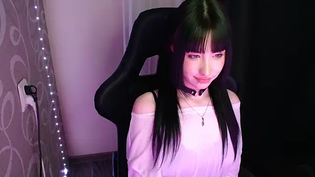 NaemiiBlush online show from December 17, 2025, 11:49 am