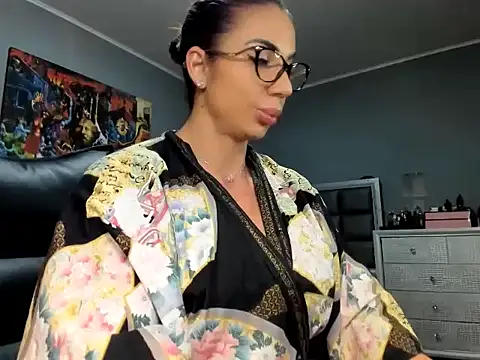 Alesyamuscledollxh online show from November 28, 2025, 8:33 pm