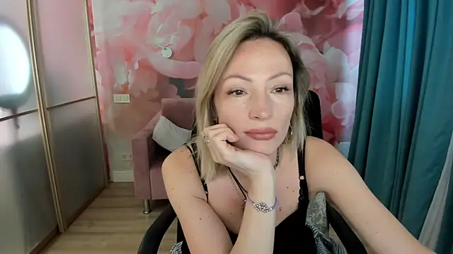 AlinaMoor online show from April 20, 2026, 12:19 pm