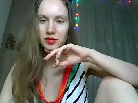 Snapshot of Lynirina chatting on May 10, 2026, 10:37 pm Lynirina online show from May 10, 2026, 10:37 pm