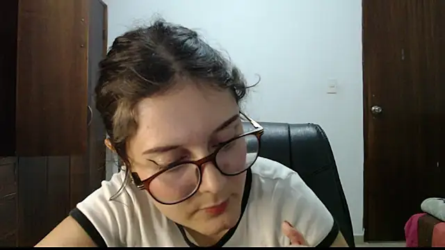 Snapshot of CarlaLorez chatting on May 19, 2026, 10:38 pm CarlaLorez online show from May 19, 2026, 10:38 pm
