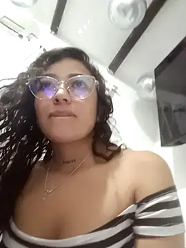 Snapshot of Camila-marinn chatting on October 19, 2025, 12:22 am Camila-marinn online show from October 19, 2025, 12:22 am