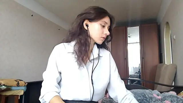 MiaLovelyOne online show from October 13, 2025, 8:47 am