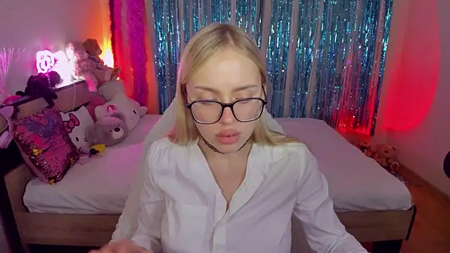 CeaneLino online show from November 4, 2025, 6:18 pm