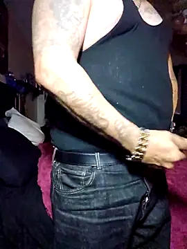 Snapshot of B1GLO chatting on December 15, 2025, 1:54 am B1GLO online show from December 15, 2025, 1:54 am