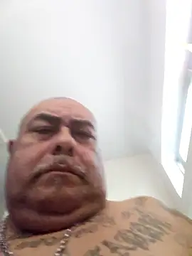 Snapshot of B1GLO chatting on January 18, 2026, 4:33 pm B1GLO online show from January 18, 2026, 4:33 pm