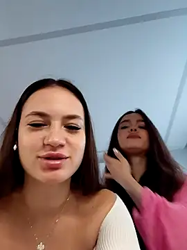 MayaGlow online show from November 17, 2025, 5:35 am