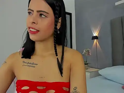 laura maite  online show from November 26, 2025, 12:06 pm