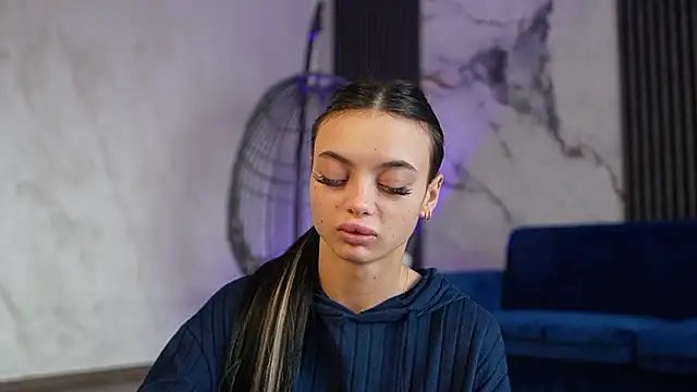 RachelRavee online show from March 16, 2026, 5:13 am