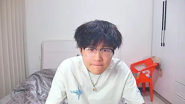 KK-cuteboy online show from June 1, 2026, 11:56 am