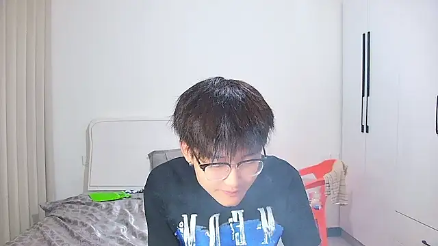 KK-cuteboy online show from June 4, 2026, 12:33 pm