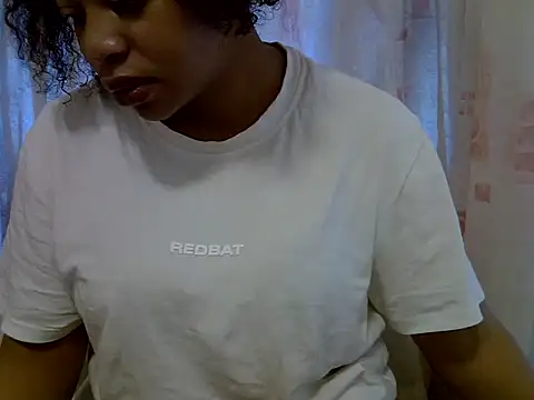 JuicyLipsXx1 online show from October 12, 2025, 11:42 am