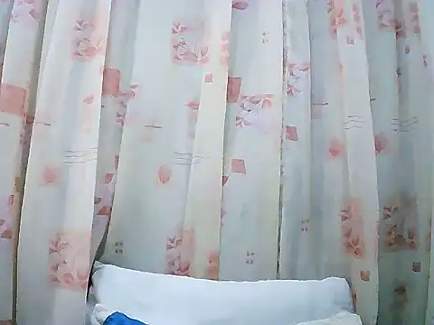 JuicyLipsXx1 online show from October 15, 2025, 8:09 pm