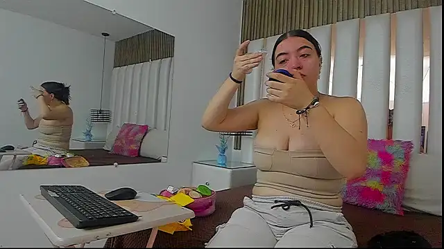 Snapshot of AmbarGills chatting on November 12, 2025, 1:00 pm AmbarGills online show from November 12, 2025, 1:00 pm