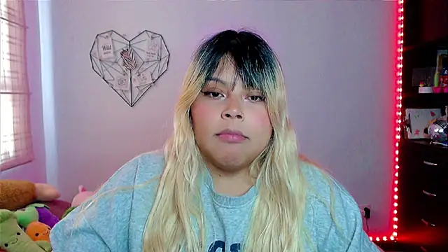 Snapshot of EllieMoonX chatting on November 15, 2025, 5:31 pm EllieMoonX online show from November 15, 2025, 5:31 pm