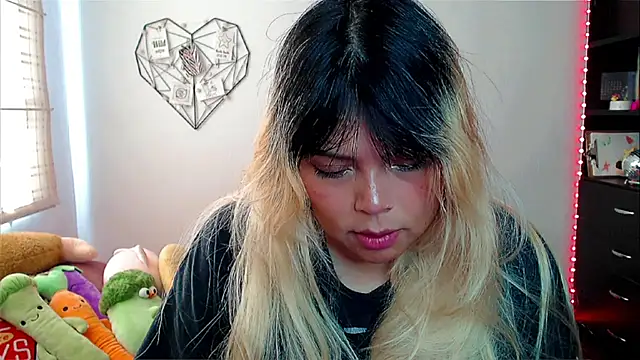 Snapshot of EllieMoonX chatting on November 18, 2025, 3:16 pm EllieMoonX online show from November 18, 2025, 3:16 pm