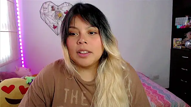 EllieMoonX online show from April 6, 2026, 10:33 pm