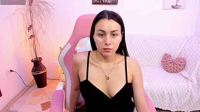 Snapshot of EmmaMyers1 chatting on May 5, 2026, 8:50 pm EmmaMyers1 online show from May 5, 2026, 8:50 pm