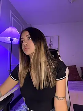 HoneyMollyX online show from April 17, 2026, 1:03 pm