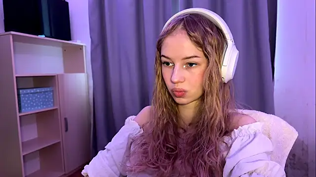 LunaCrave online show from October 21, 2025, 10:27 am