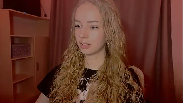 LunaCrave online show from November 25, 2025, 2:17 pm