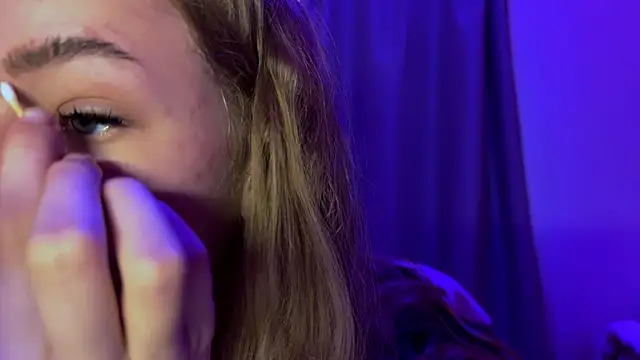 LunaCrave online show from December 5, 2025, 11:08 am