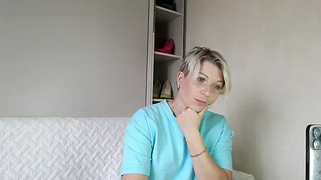 BellaStrong  online show from October 15, 2025, 6:02 am