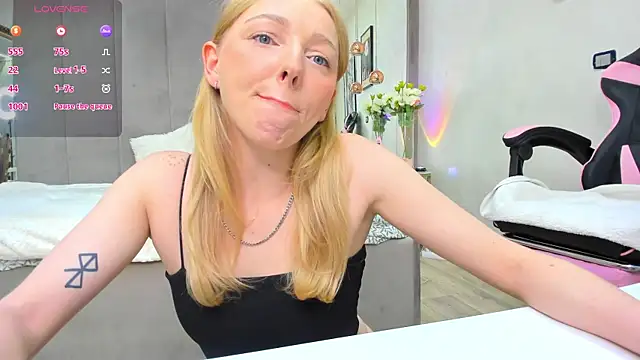 SundyRose online show from November 18, 2025, 8:35 pm