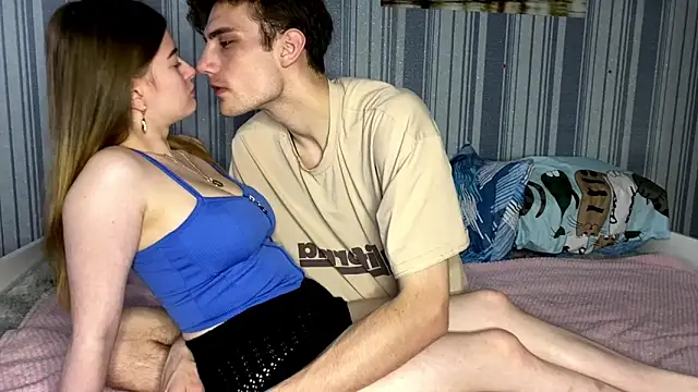 Snapshot of EmiliaCouple chatting on November 16, 2025, 12:33 pm EmiliaCouple online show from November 16, 2025, 12:33 pm