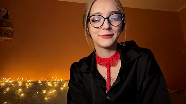 EvaPeace online show from October 11, 2025, 4:16 pm