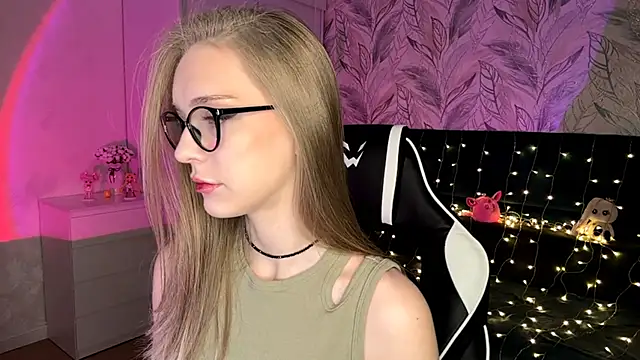 EvaPeace online show from December 3, 2025, 7:23 pm