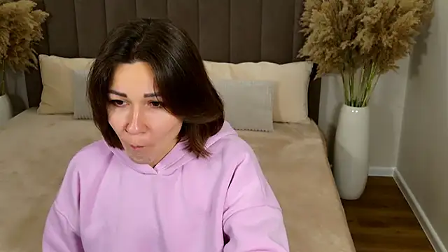 EdenSolis online show from November 10, 2025, 10:14 am