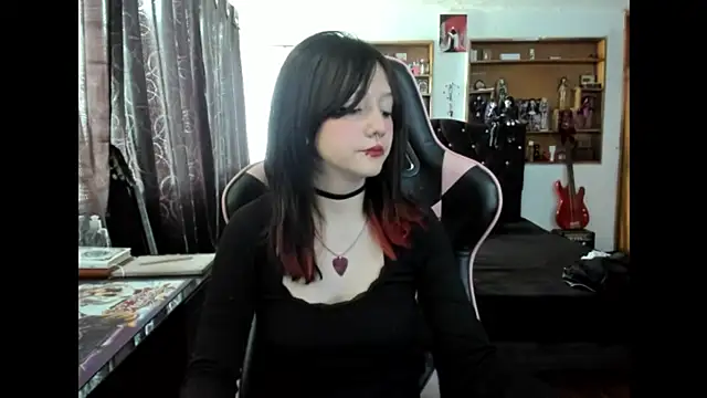 Maki Zein  online show from November 25, 2025, 7:03 pm