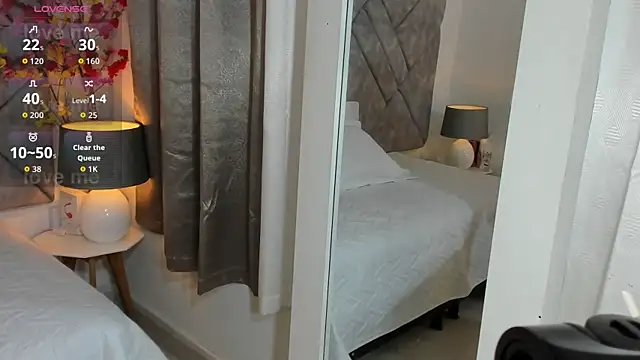  naylaa  online show from April 15, 2026, 3:13 am