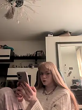 Snapshot of OpheliaMills chatting on October 15, 2025, 8:47 am OpheliaMills online show from October 15, 2025, 8:47 am