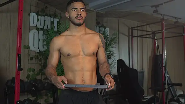 Snapshot of Reik_Vonn chatting on February 9, 2026, 12:20 pm Reik Vonn online show from February 9, 2026, 12:20 pm