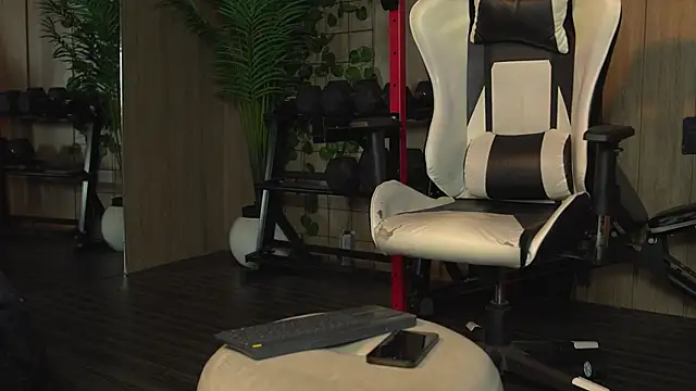 Snapshot of Reik_Vonn chatting on March 2, 2026, 12:23 pm Reik Vonn online show from March 2, 2026, 12:23 pm