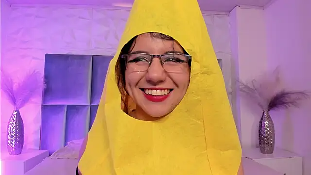 HollyPeach online show from April 6, 2026, 7:37 pm