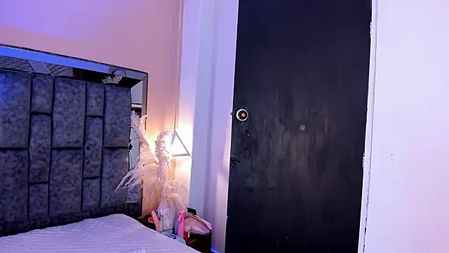 SofiRuiz  online show from October 19, 2025, 3:18 am