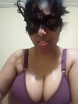 Expose Queen online show from November 29, 2025, 6:33 pm