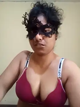 Expose Queen online show from March 19, 2026, 7:45 am