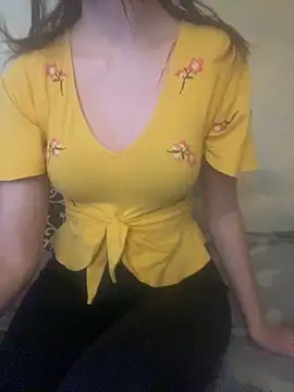 Snapshot of KittieCreme chatting on November 16, 2025, 9:48 am KittieCreme online show from November 16, 2025, 9:48 am