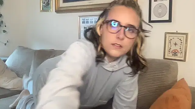 lill daddysgirl online show from November 17, 2025, 6:24 pm