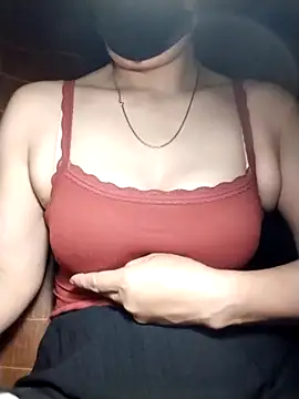 YiyinLy online show from October 29, 2025, 8:32 pm